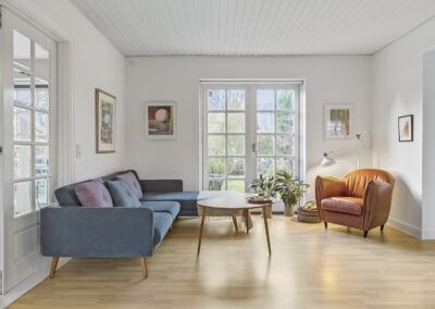 Åbent opholdsrum der formidler rummelighed og arkitektonisk balance